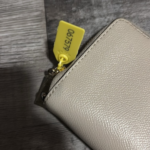 Michael Kors Tan Leather Wallet Zip-Around Sleek Design-used with light wear - Picture 10 of 12